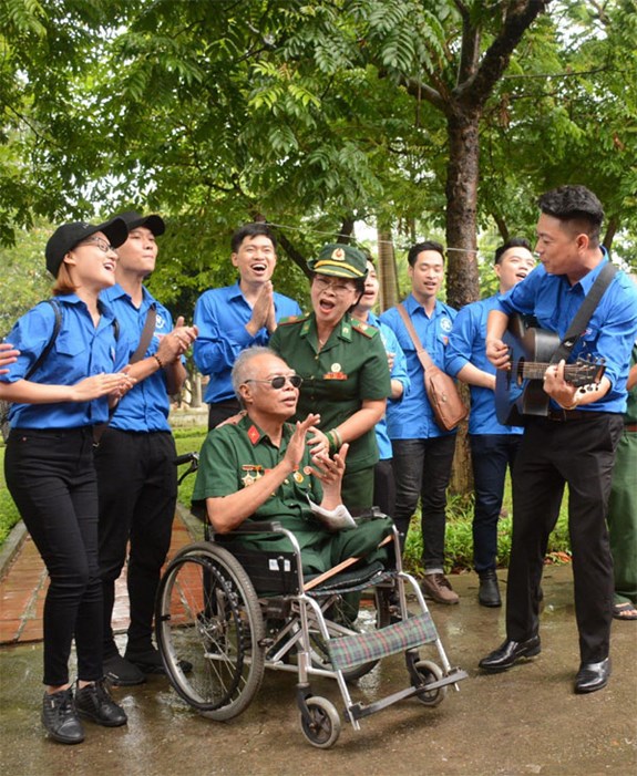 NSƯT Vi Hoa (đứng, thứ 4, bên trái) cùng các nghệ sĩ của Nhà hát Ca múa nhạc Việt Nam biểu diễn nghệ tặng các thương binh nặng tại Trung tâm điều dưỡng thương binh Duy Tiên.