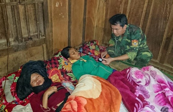 Quân y đơn vị khám sơ cứu nạn nhân.