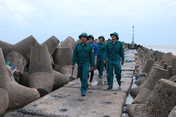 Dân quân biển xã Phước Diêm tuần tra kiểm soát địa bàn.