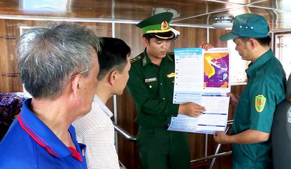 Dân quân biển phối hợp với Bộ đội Biên phòng tuyên truyền, phổ biến chính sách, pháp luật về biển, đảo.