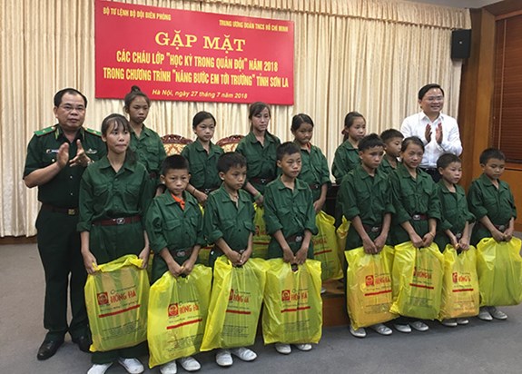 Ban tổ chức trao quà cho các học viên trong buổi gặp mặt.