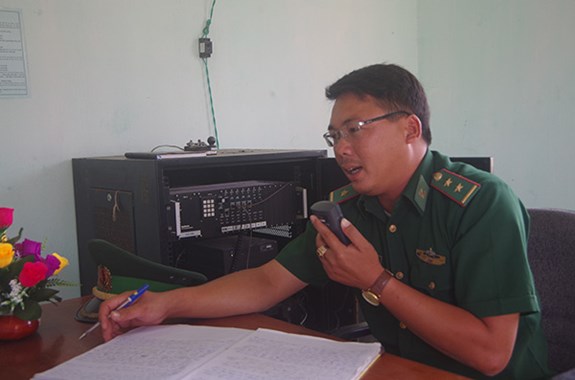 Trung úy Nguyễn Văn Huân, Trạm trưởng trạm kiểm soát Biên phòng Đà Rằng đang liên lạc với ngư dân trên biển.
