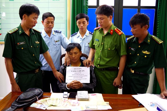 Đối tượng Vàng A Quán cùng tang vật tại cơ quan điều tra.