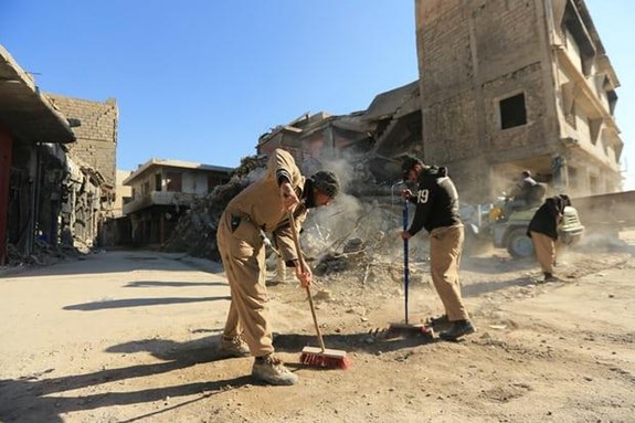 Các tình nguyện viên tham gia tái thiết thành phố Mosul sau khi Chính phủ Iraq tuyên bố giành chiến thắng trước IS. Ảnh: Reuters.