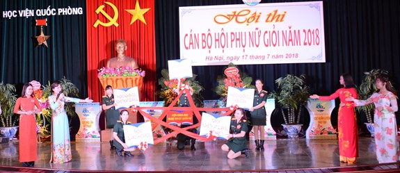 Phần thi chào hỏi của đội Viện Khoa học.