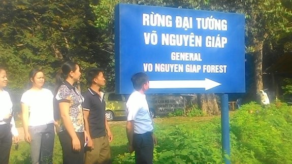 Du khách tới thăm rừng Đại tướng trên đỉnh Phù Yên.