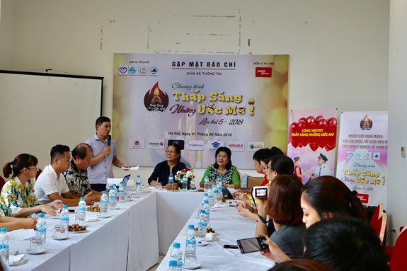 Quang cảnh buổi gặp mặt báo chí.