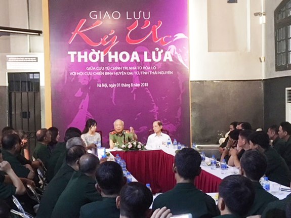 Chương trình giao lưu “Ký ức thời hoa lửa” .