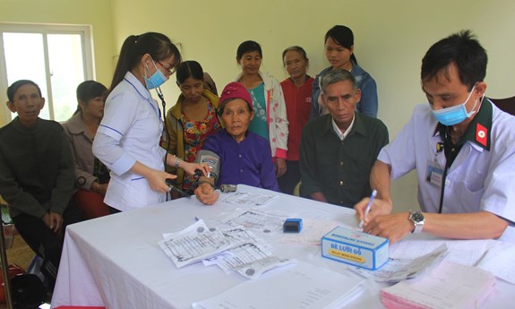 Thầy thuốc Binh đoàn 16 khám bệnh, cấp thuốc miễn phí cho người dân xã Quảng Trực.
