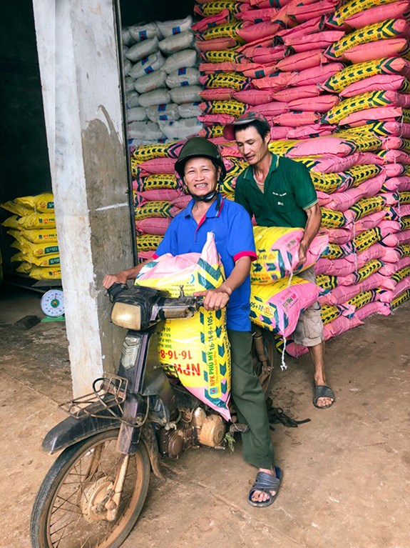 Bà con nông dân tin dùng sản phẩm của PVFCCo.