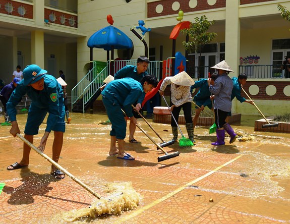 ...và tham gia quét dọn tại Trường Mầm non xã Nam Phương Tiến.