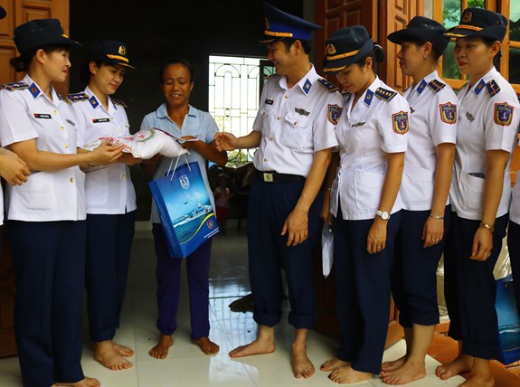 Sau khi nước rút, sáng 8-8, nhiều tổ chức, doanh nghiệp cũng đã đến xã Nam Phương Tiến, Tân Tiến để trao tặng quà hỗ trợ người dân nơi đây. Trong ảnh là cán bộ, chiến sĩ Bộ tư lệnh Cảnh sát biển Việt Nam tặng gia đình bà Nguyễn Thị Thành, thôn Nam Hải, xã Nam Phương Tiến.