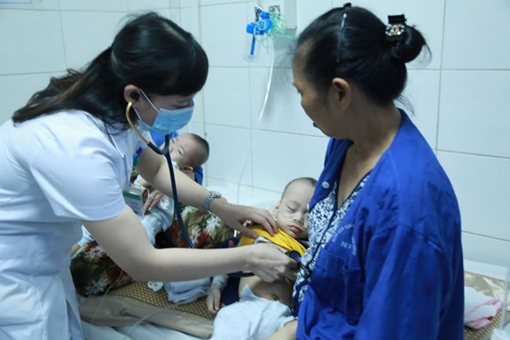 Bác sĩ Khoa Nhi, Bệnh viện Nhiệt đới Trung ương thăm khám cho bệnh nhân nhi mắc sởi nặng.