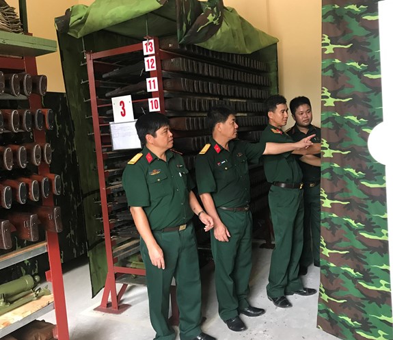 Cán bộ, nhân viên Ban CHQS huyện Hoành Bồ kiểm tra chất lượng vũ khí, trang bị bảo quản trong kho của đơn vị.