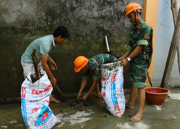 Vừa đến nơi các chiến sĩ đã cùng nhân dân vào việc ngay.