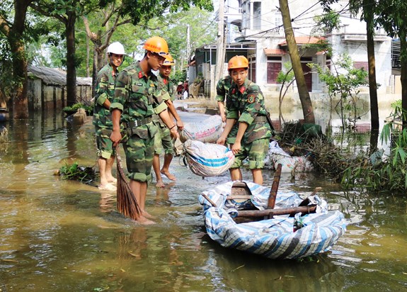 Vận chuyển rác lên thuyền.