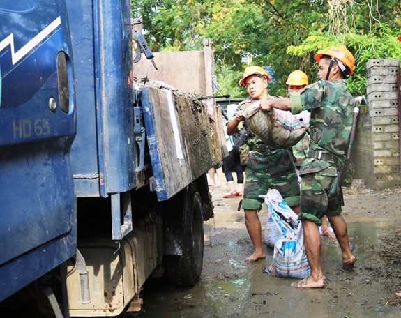 Tập kết rác lên xe.