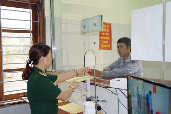 Bệnh nhân sử dụng Methadone tại Bệnh xá Tiểu khu 50, Bộ đội Biên phòng Nghệ An. Ảnh: Viết Lam