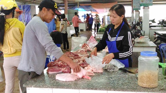 Giá lợn tăng không đồng đều tại các địa phương, trong ảnh: Thịt lợn bán tại chợ xã Điệp Nông, huyện Hưng Hà, tỉnh Thái Bình.