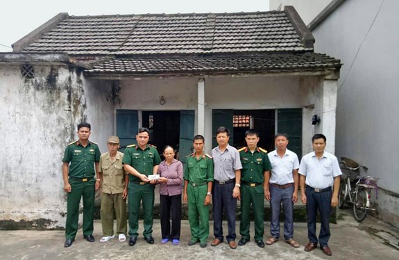 Đại diện lãnh đạo, chỉ huy Tiểu đoàn 3 (Trung đoàn 141, Sư đoàn 312) đến thăm, trao tiền hỗ trợ gia đình Binh nhất Vũ Công Minh. Ảnh: LƯU MẠNH