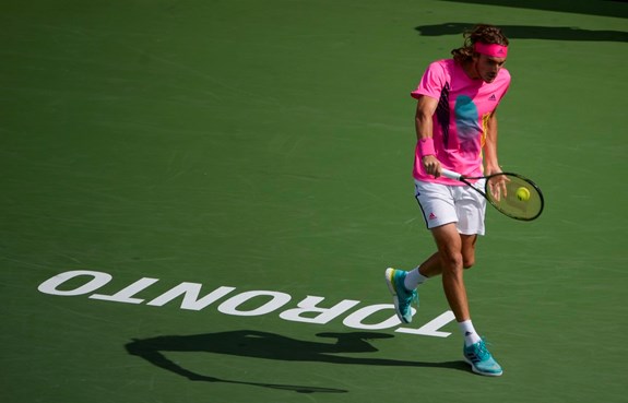 Dù rất nỗ lực nhưng tay vợt 20 tuổi Tsitsipas không thể đánh bại Nadal đang có phong độ cao. Ảnh: twitter.com/rogerscup