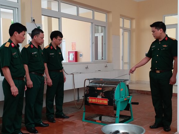 Thượng úy Bùi Bá Hoàng báo cáo kết quả sáng kiến.