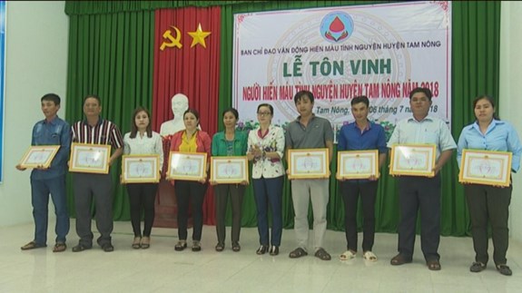 Bà Nguyễn Thị Phương (thứ 5, từ trái qua phải) nhận khen thưởng của Ban chỉ đạo hiến máu tỉnh Đồng Tháp.