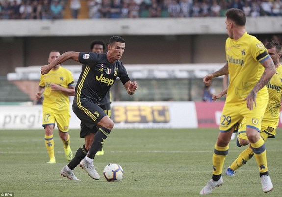 Dù rất nỗ lực nhưng Ronaldo đã không có bàn thắng trong trận ra mắt. Ảnh: EPA