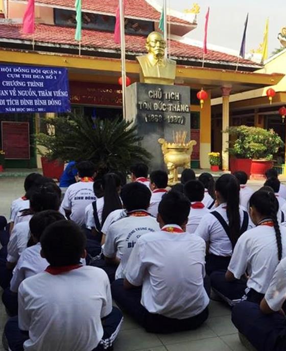 Các em học sinh đến học tập, tìm hiểu lịch sử tại Nhà tưởng niệm Bác Tôn ở đình Bình Đông.