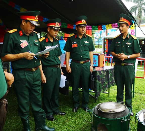 Đại úy Đoàn Xuân Quyết (ngoài cùng, bên phải) giới thiệu sản phẩm bếp đa năng.