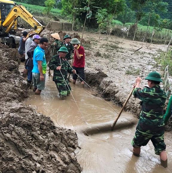 Cán bộ, chiến sĩ Ban CHQS huyện Con Cuông, tỉnh Nghệ An, khắc phục hậu quả lũ lụt tại Trường Tiểu học Bồng Khê. Ảnh: Minh Hồng.