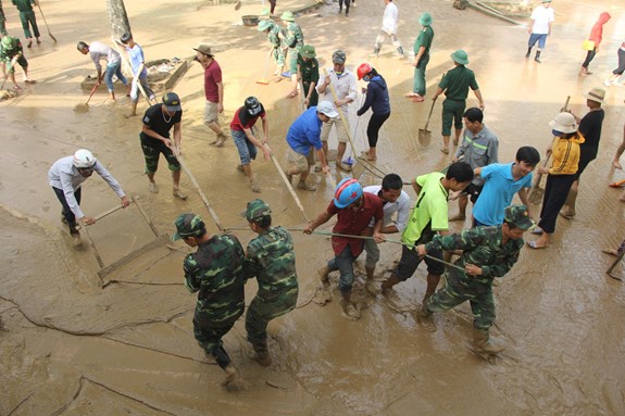 Cán bộ, chiến sĩ Bộ CHQS tỉnh Nghệ An giúp Trường Tiểu học Mường Xén (huyện Kỳ Sơn) khắc phục hậu quả mưa lũ. Ảnh: Doãn Hòa.