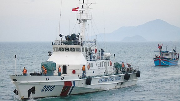 Tàu CSB 2010 đưa 10 ngư dân và tàu cá QNg 98793TS về cập cảng Hải đoàn 32.