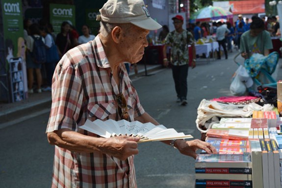 Độc giả cao tuổi đang tìm mua sách.