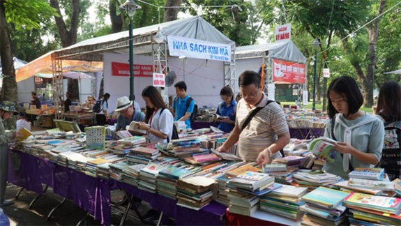 Hội sách thu hút nhiều độc giả.