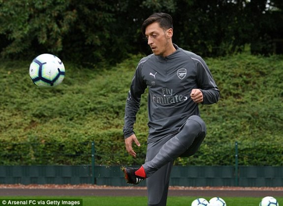 Mesut Ozil và các đồng đội nỗ lực giành những điểm số đầu tiên sau hai trận thua của Arsenal. Ảnh: Getty