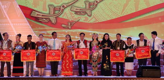 Ban tổ chức trao hoa và cờ lưu niệm tặng các đơn vị tham gia ngày hội.