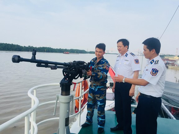 Các thủy thủ tàu CSB 3003 bảo quản vũ khí, khí tài.