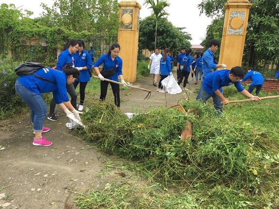 Thanh niên tình nguyện Thủ đô thu dọn vệ sinh môi trường tại xã Mỹ Lương, huyện Chương Mỹ.