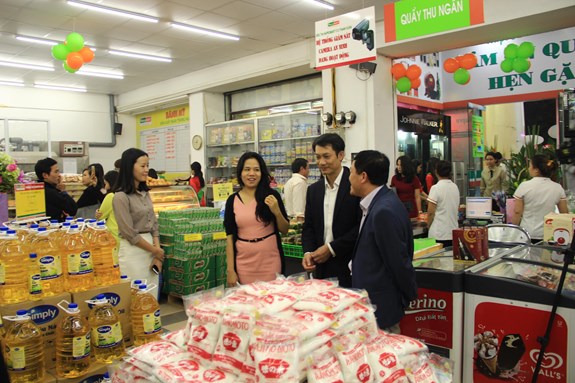 Hoạt động kinh doanh tại siêu thị HaproMart, Hà Nội. Ảnh: BÍCH LIÊN