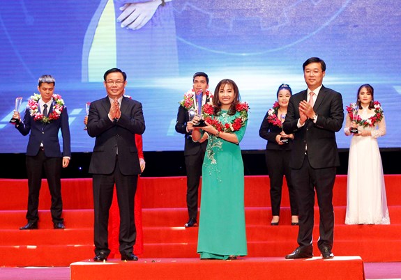 Phó thủ tướng Vương Đình Huệ trao danh hiệu Doanh nhân trẻ khởi nghiệp xuất sắc 2018.