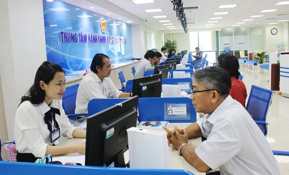 Cán bộ, công chức tỉnh Đồng Nai tận tình hướng dẫn người dân làm thủ tục hành chính tại Trung tâm hành chính công.