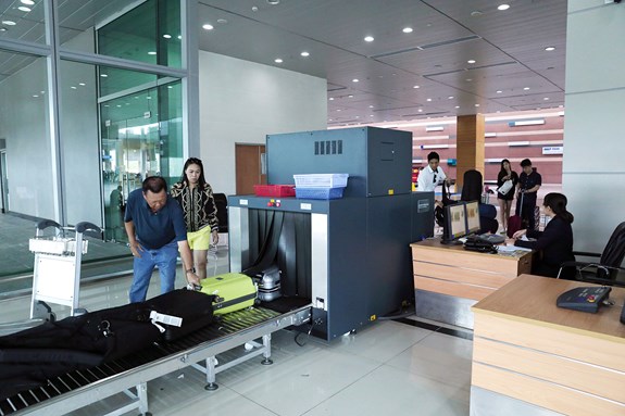 Làm thủ tục hải quan tại Cảng hàng không Phú Quốc, Kiên Giang.