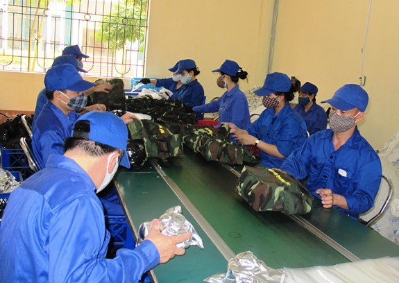 Công nhân Nhà máy X61 đóng gói sản phẩm trước khi bàn giao cho đơn vị.