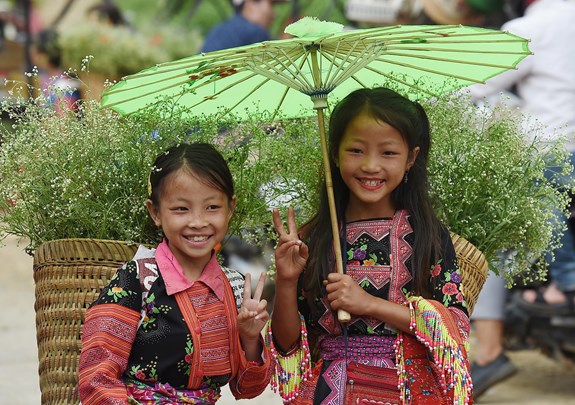 Các em gái nhỏ dân tộc Mông đều có thể trở thành “đại sứ” du lịch.