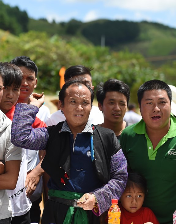 Phi tiêu – thể hiện đức tính cần cù, chính xác của các thanh niên dân tộc Mông.