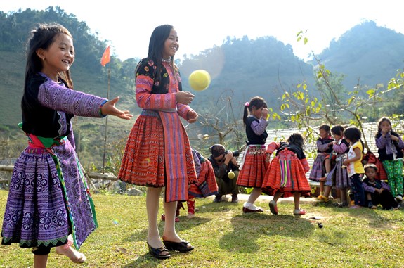Các em nhỏ rất thích thú với ném pao .
