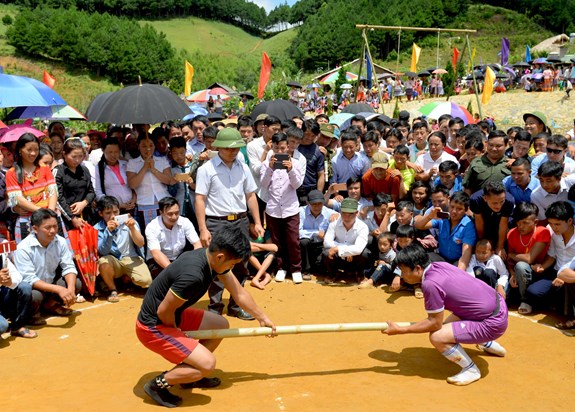 Thể hiện sức mạnh đôi tay của các chàng trai Mông.