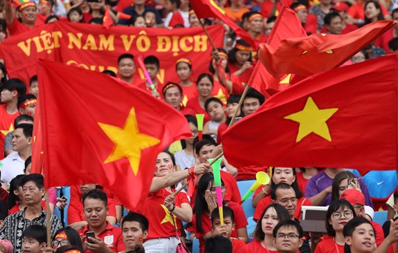 Đông đảo bạn trẻ đến cổ vũ cho Đoàn Thể thao Việt Nam tại Sân vận động Mỹ Đình. Ảnh: TRỌNG HẢI
