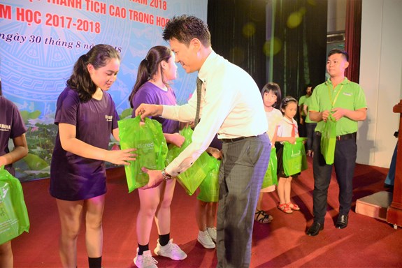 Đại diện Công ty Tài chính MB Shinsei trao quà tặng con em công nhân làm việc tại các khu công nghiệp, khu chế xuất trên địa bàn Hà Nội.